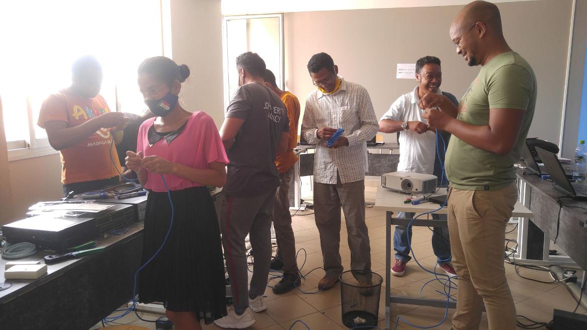 Les apprenants venant de AXIAN UNIVERSITY en cours de travaux pratiques.